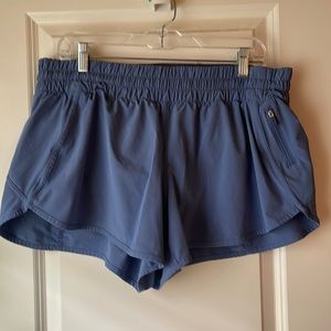lululemon tracker low rise 4” short baby blue/water drop